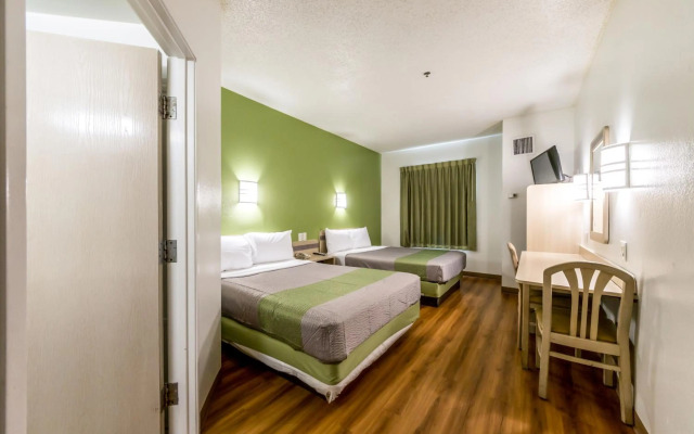 Motel 6 San Antonio, TX - South