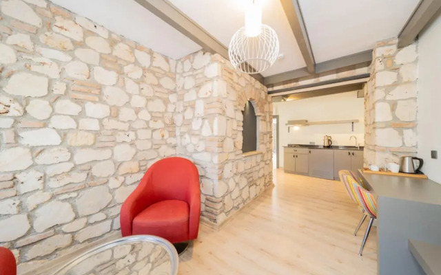 Excellent Hotel Room Near Hadrian s Gate