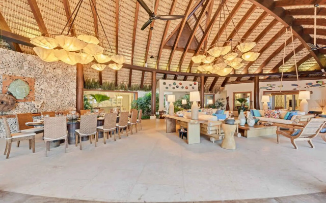 Dazzling Beachfront Villa With Swim-up Bar