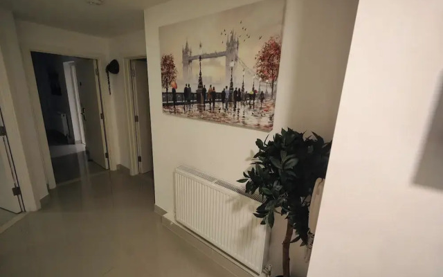 Leeds 3 Bed En-suites Apartment Retreat- Sleeps 9