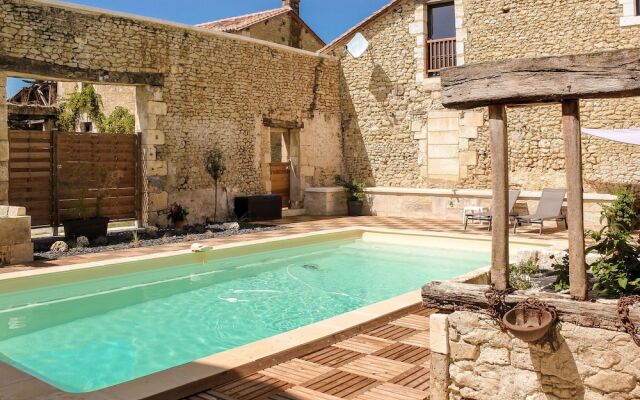 Charming holiday home in Aquitaine with Swimming Pool