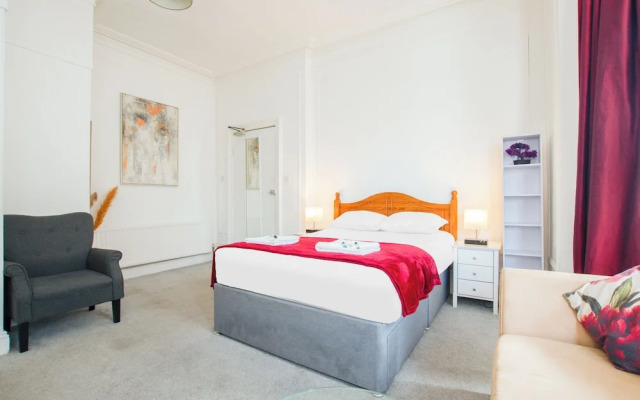 OYO The Lodge Bournemouth