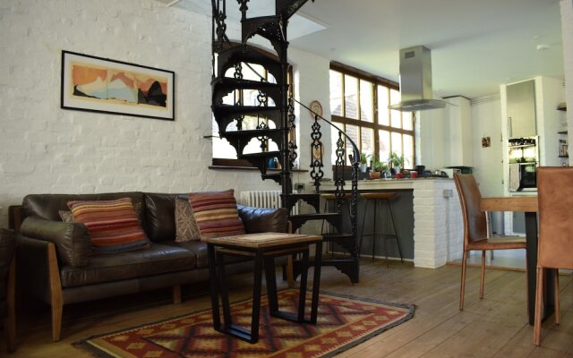 2 Bedroom Loft Style House In Central Islington