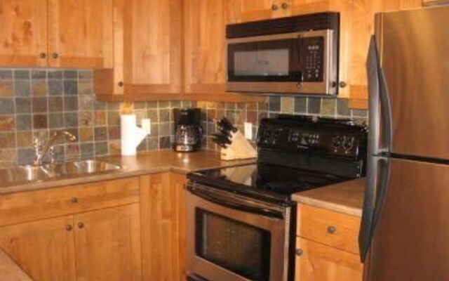 Sun Peaks Accommodation by Bear Country