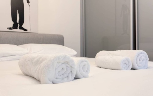 Stylish 2 Bedroom Flat With Large Garden