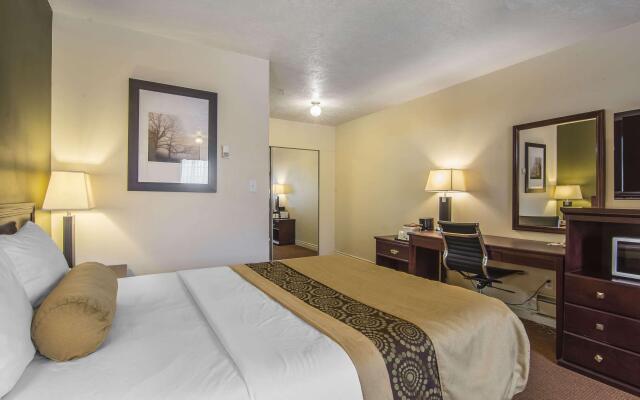 Econo Lodge Inn & Suites