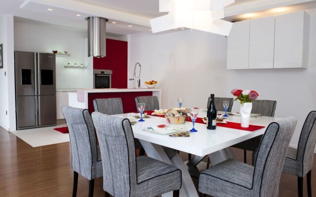 Modern Apartment with Private Pool in Split