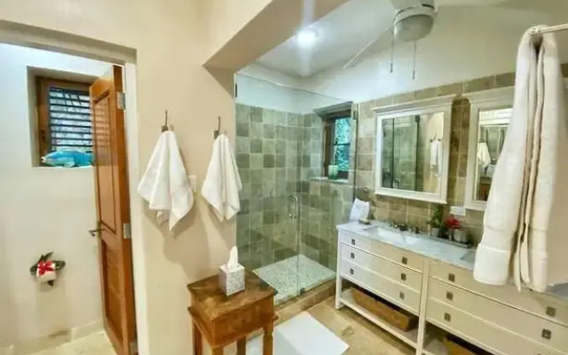 Luxury 7BR Waterfront Villa w Instaviews Boat