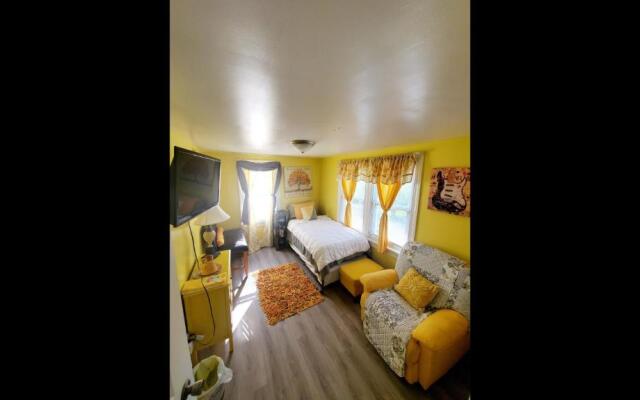 Room in Guest Room - Yellow Rm Dover- Del State, Bayhealth- Dov Base