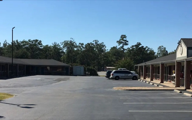 Redwood Inn and Suites