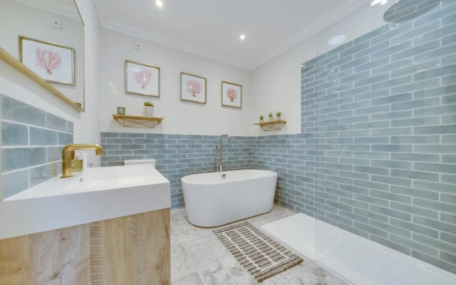Super 5 Bedroom Family Friendly Retreat Rustington
