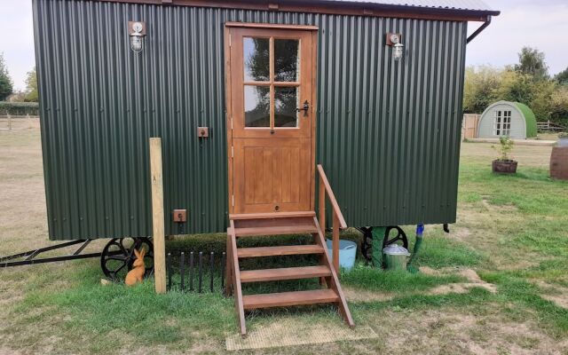 Glamping in Wiltshire in our Luxury Shepherds Hut