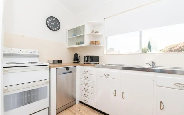 Anson Cottage 1900s CBD Home Private & Practical – Kitchen – Orange