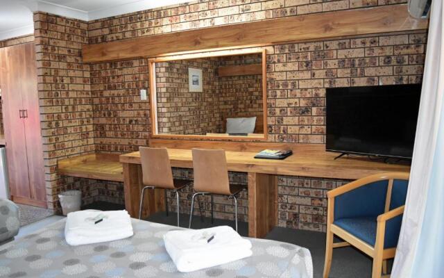 Ten Dollar Town Motel