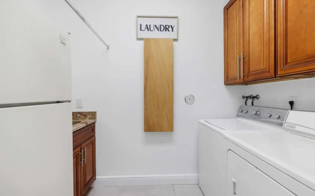 Grand 6BR Plantation Estate w/ Tennis & Pool