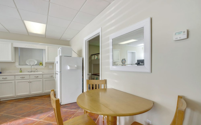 On-site Lake Access: Serene Waterloo Getaway