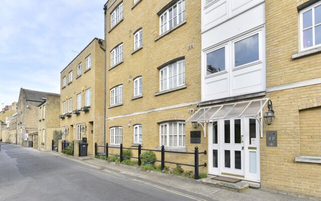 ALTIDO Calm 2BR Apt w Parking & Patio, near London Eye