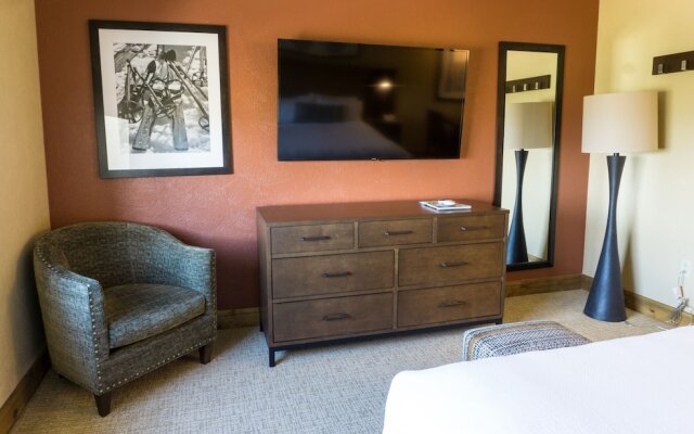 Grand Summit Hotel, a Ski in/out by RedAwning