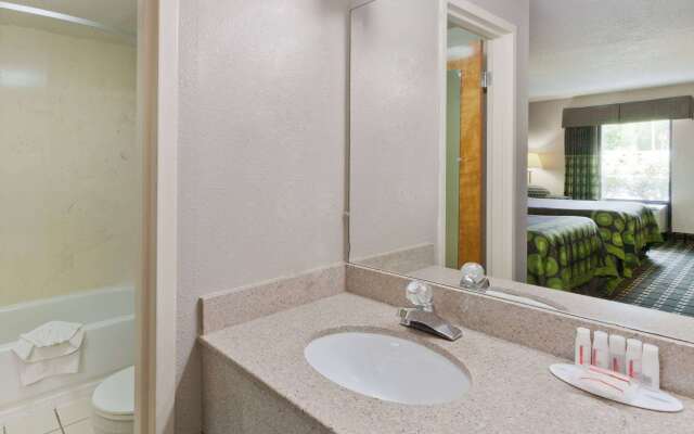 Super 8 by Wyndham Knoxville West/Farragut