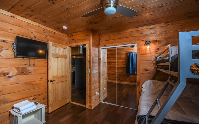 LakeStar Chalet 5 Bedroom House