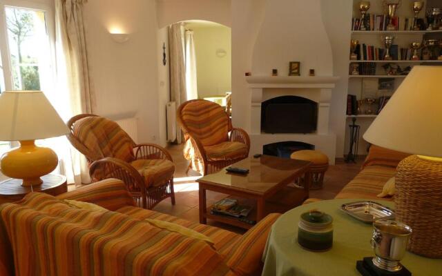 Agréable Villa Familiale Avec Piscine Chauffée, Grand Jardin, Située Proche du Centre du Village de Mouriès Au Coeur Des Alpilles, 10 Personnes, Ls1-140 Baguie Roso