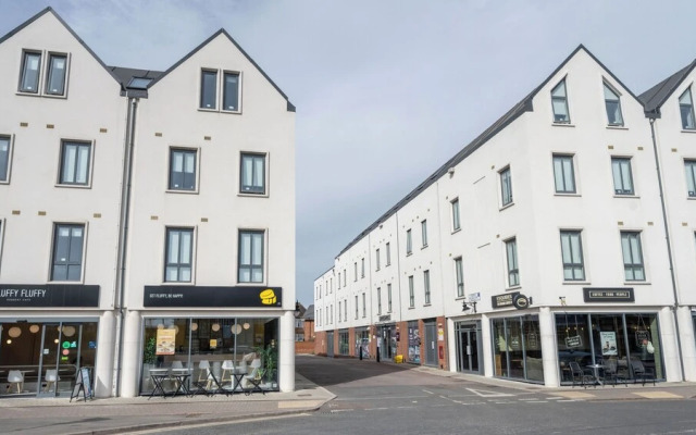 Students Only Straits Egham - 40 mins to Waterloo - Direct Bus to Heathrow