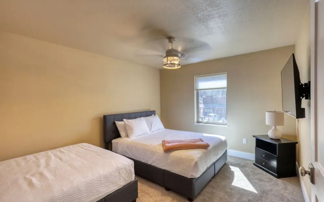 Modern Condo Near BH Attractions-garage Parking
