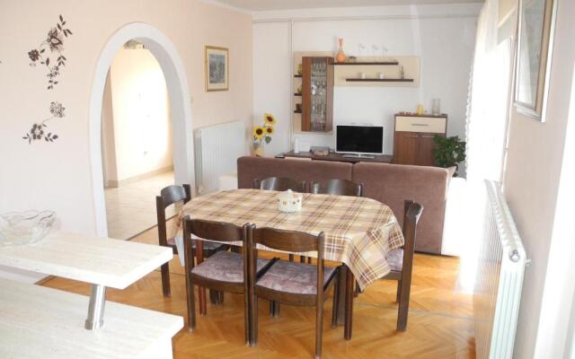 Apartment 2 Anamarija 41 pax