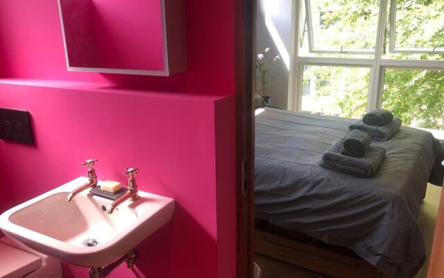 3-bed Flat w/ 2 Terraces in Hackney, East London!