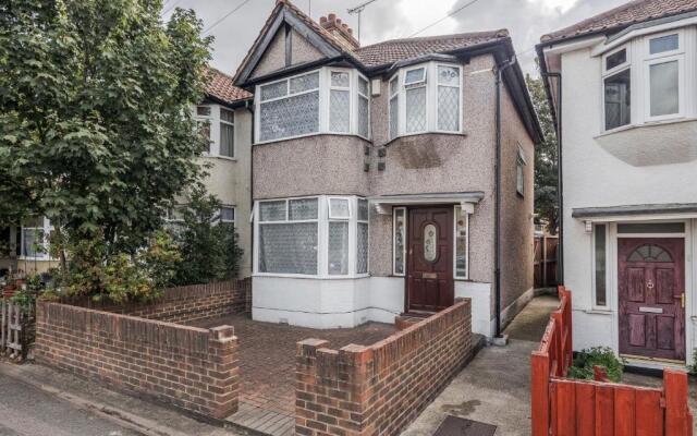 Lovely 4-bedroom House Near Romford Station