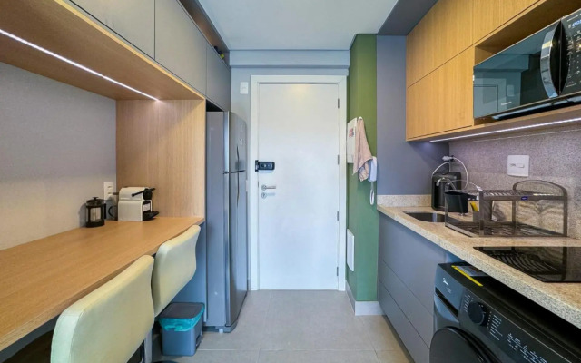 Studio novíssimo, completo e muito bem localizado