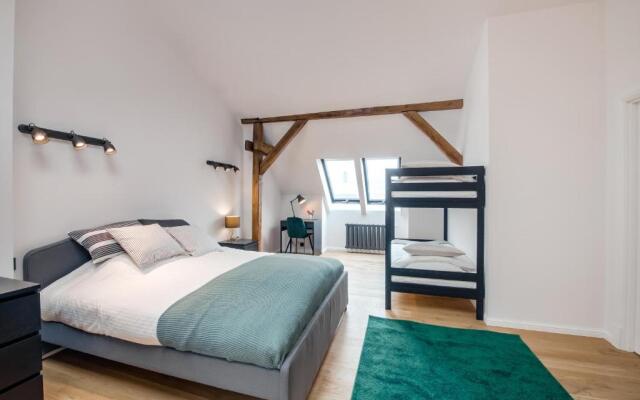 Big Design Apt - Sleeps 12 - Best Location