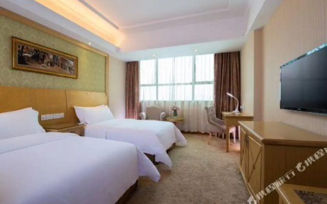 Vienna Hotel Guangdong Dongguan Tangxia South High-Speed Railway Station