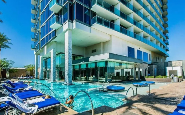 Mountain-view 1BR Palms w/ Balcony Access 83321