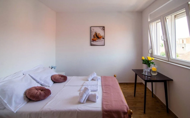 All New Sea View Apartment Moderna