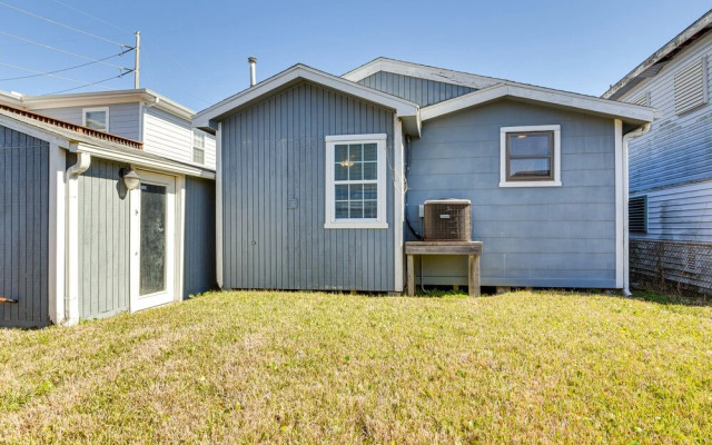 Convenient Galveston Home < 1 Mi to Beach!