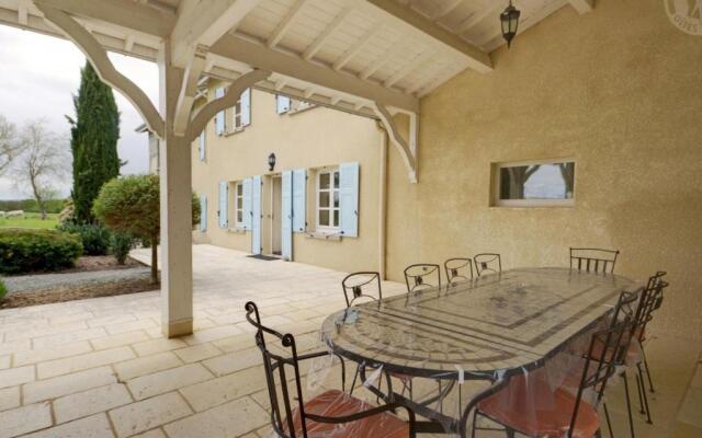 Gîte Chalain-le-Comtal, 5 pièces, 10 personnes - FR-1-496-48