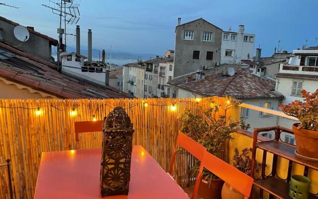 06M - Vieil Antibes beau duplex avec terrasse vue mer