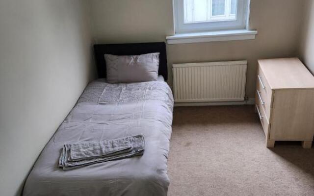 3 BEDROOM SERVICED APPARTMENT CENTRAL LOCATION SEA SIDE TOWn