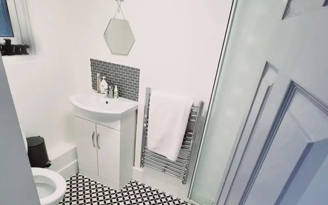 Apt - Sleeps 4/5 - Garden - Parking