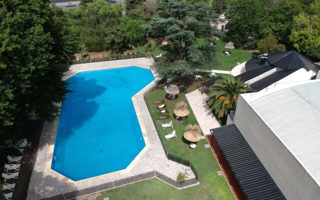 Howard Johnson by Wyndham Escobar Hotel