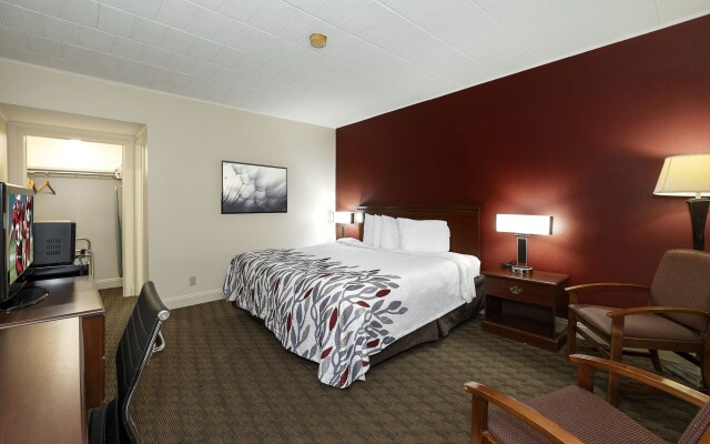 Red Roof Inn & Suites Hazleton