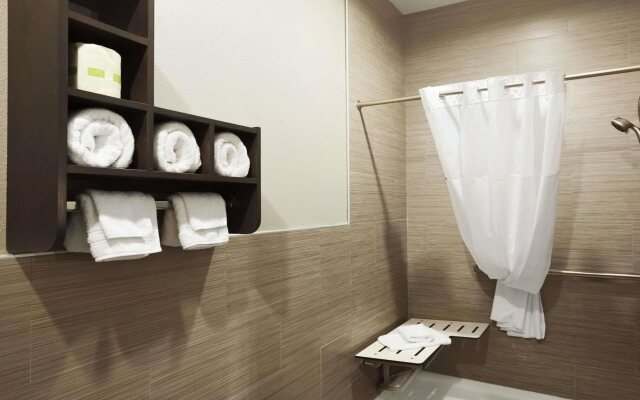 Days Inn & Suites by Wyndham Houston North-Spring