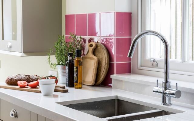 5BR Family Home in Leafy SW London