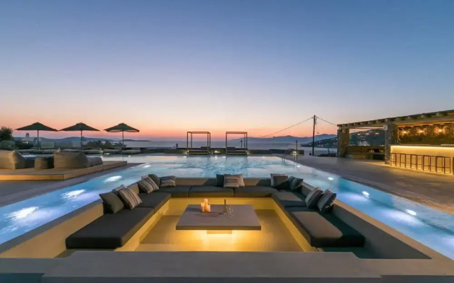 Villa With Resort Style Pool