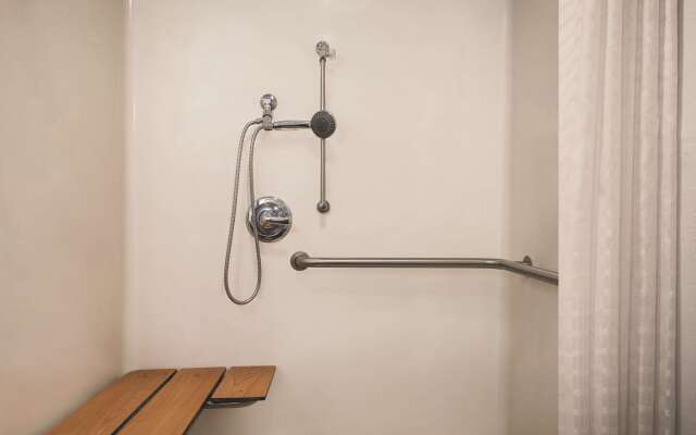 Country Inn & Suites by Radisson, Dubuque, IA