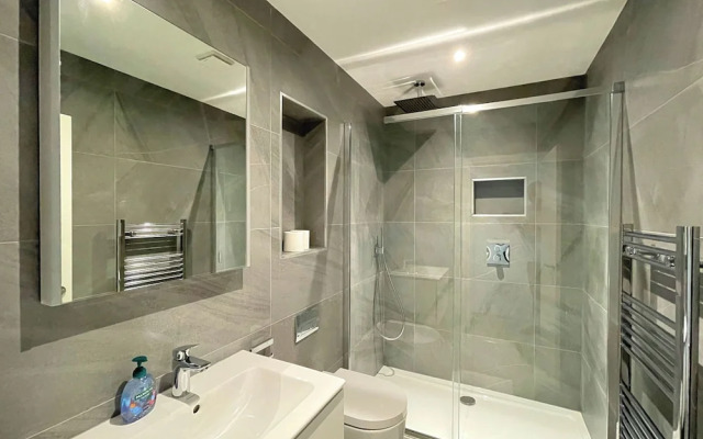 Luxury 2 Bedroom Apt with Parking