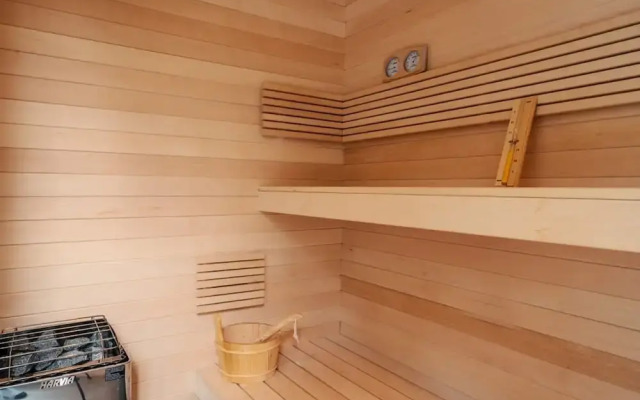 Bright Chalet With hot tub and Indoor Sauna