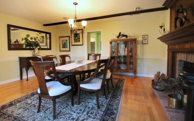 Tudor Oaks Inn