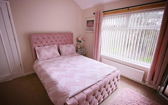 Entire 3-bedroom Home in Oldham - Guest House